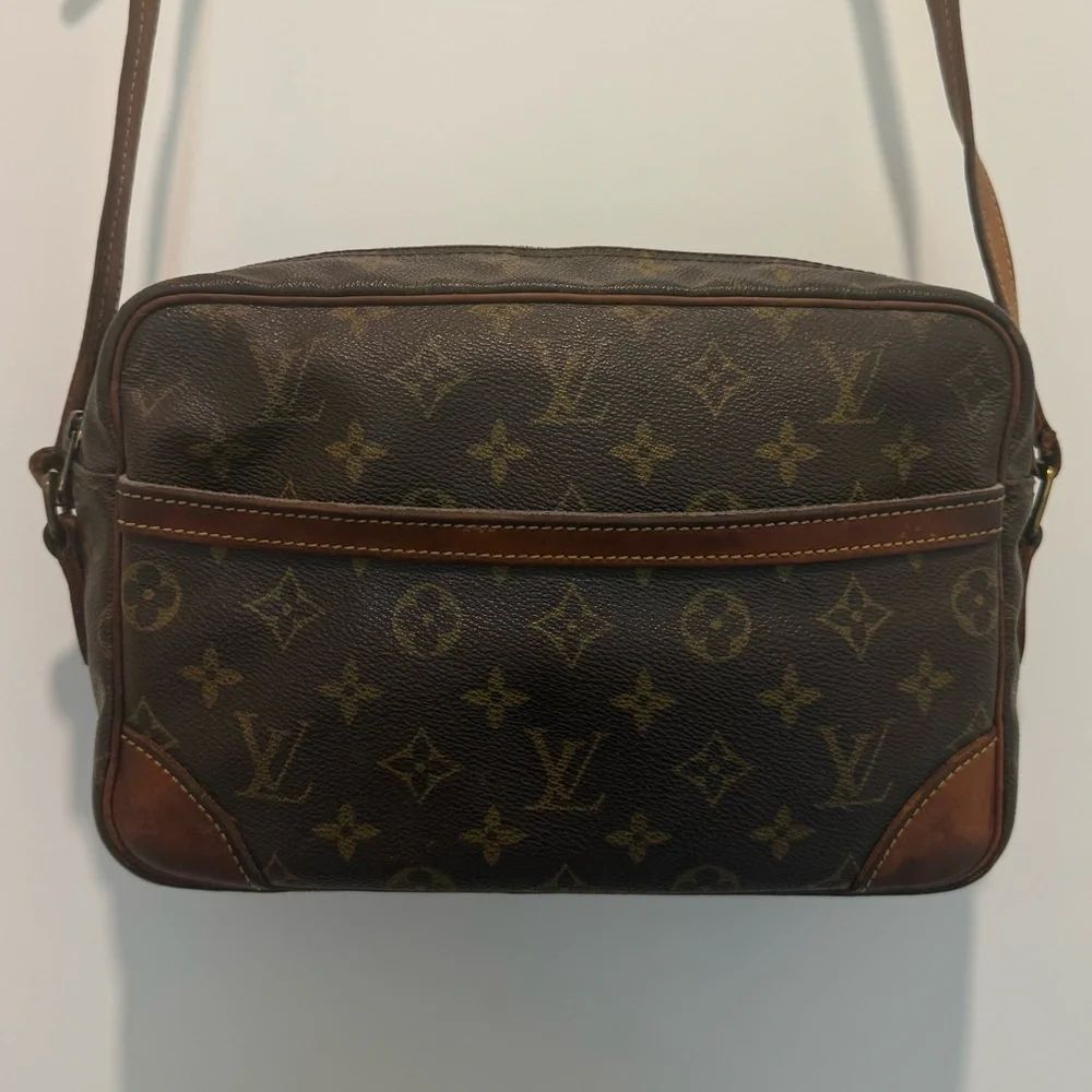 AUTHENTIC Louis Vuitton Trocadero 27 Crossbody Bag - Picture 2 of 16